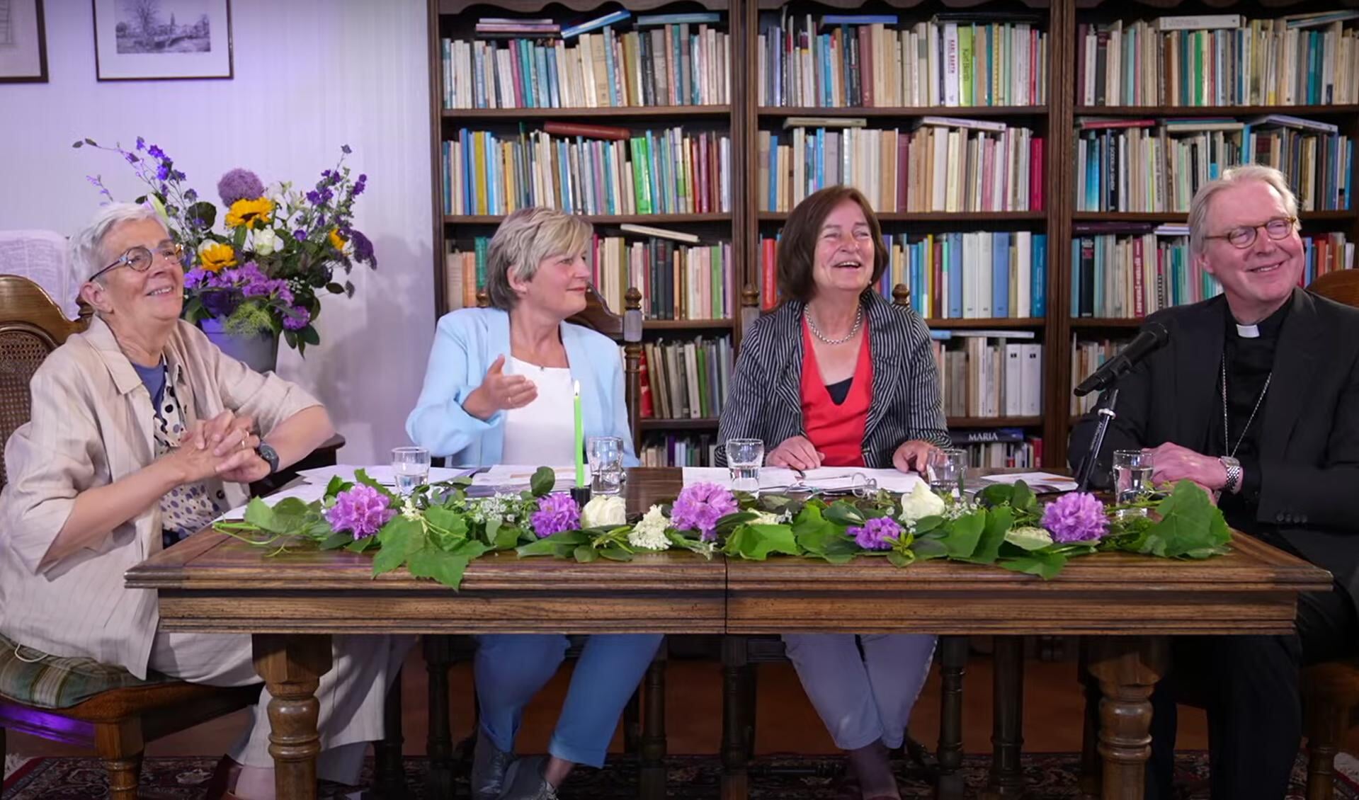 Holkje van der Veer, Laetitia van der Lans, Maria van Schajik en Gerard de Korte tijdens de presentatie van het onderzoek onder katholieke vrouwen.
