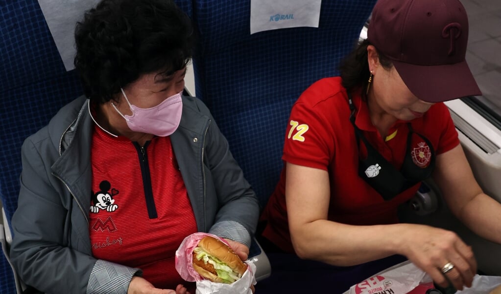 Eten in de trein kan al gauw tot ergernis leiden. Etiquette-expert Gonnie Klein Rouweler raadt aan: ‘Eet geen eten waar een sterke geur vanaf komt, zoals pizza of een broodje shoarma.' (beeld epa)