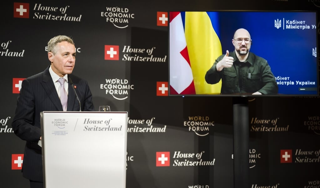De Zwitserse president Ignazio Cassis (links) overlegt online met minister-president Denys Shmygal van Oekraïne. De Oekraïne-oorlog is voor de linkse regeringspartij SP een reden om Zwitserland lid te maken van de EU. (beeld epa / Laurent Gillieron)