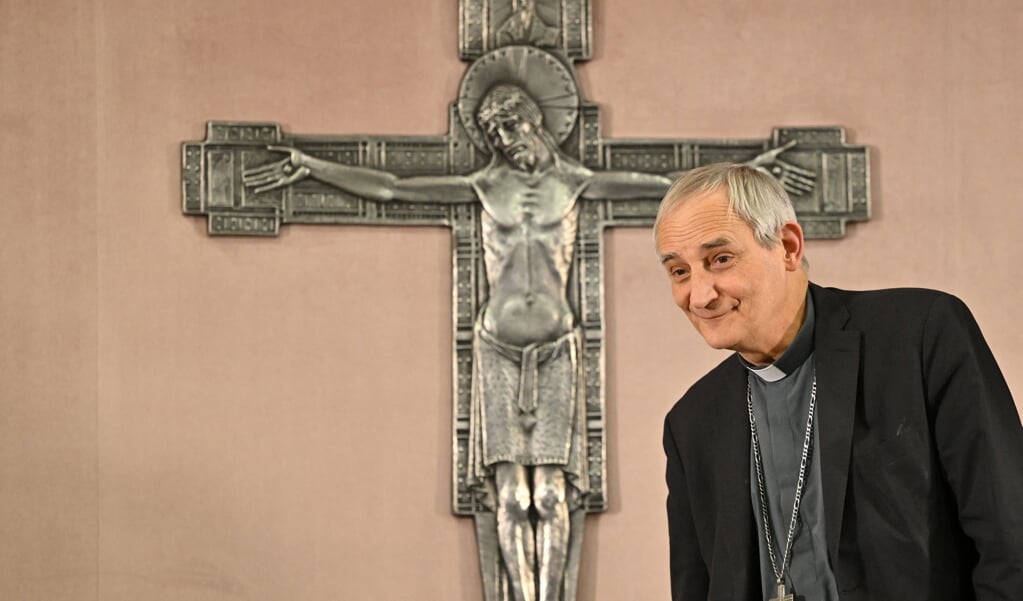 Kardinaal Matteo Zuppi bij aanvang van de persconferentie waarin hij een 'onafhankelijk onderzoek' naar kerkelijk seksueel misbruik aankondigde.  (beeld afp / Andreas Solaro )