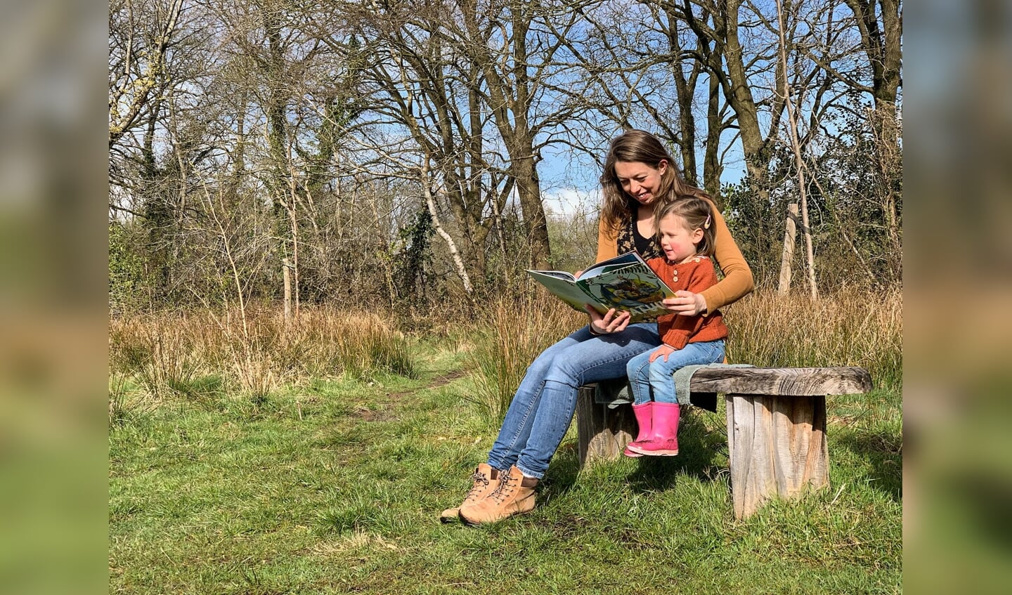 Kim Merel leest haar dochtertje voor uit haar boek 'Dit is... natuur'