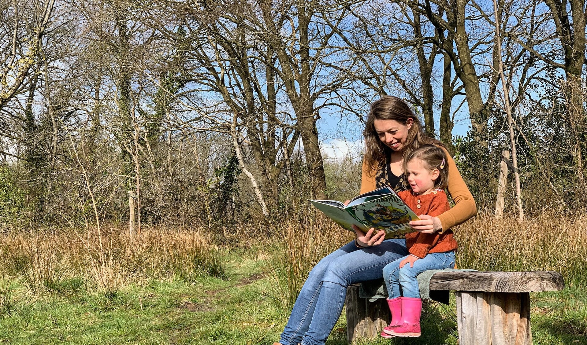 Kim Merel leest haar dochtertje voor uit haar boek 'Dit is... natuur'