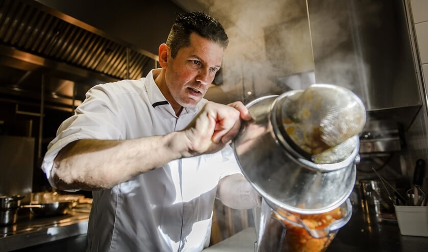 Chef-kok Jacob Jan Boerma bereidt een kerstlunch in de keuken van driesterren restaurant De Leest in 2015.