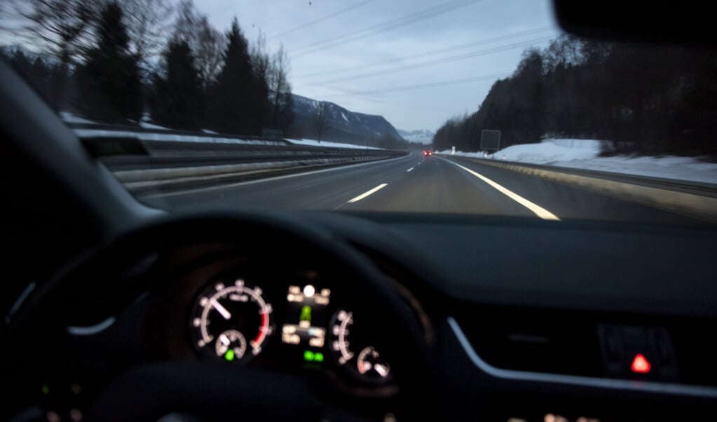 Ongelimiteerd het gaspedaal intrappen is er straks mogelijk niet meer bij op de Duitse snelwegen. De roep om snelheidslimieten wordt steeds harder vanwege het klimaat en de brandstofcrisis.  (beeld epa / Lukas Barth-Tuttas)