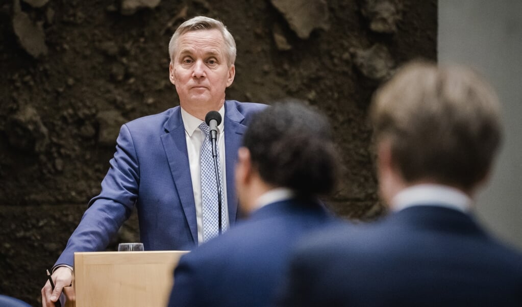 Staatssecretaris Eric van der Burg, die ook over staatloosheid gaat, in debat met de Tweede Kamer. (beeld anp / Bart Maat)