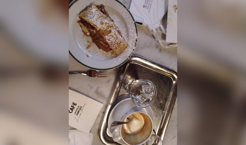 Apfelstrudel in een Weens koffiehuis.