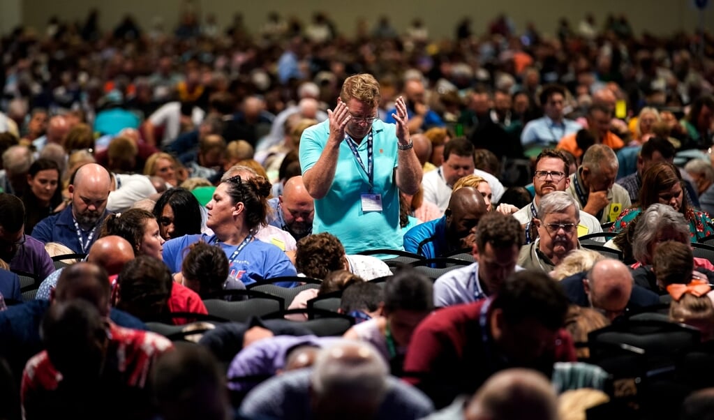 Southern Baptists bijeen voor een gebedsmoment tijdens de jaarlijkse ontmoeting in Nashville, juni vorig jaar.  (beeld anp - sipa / Andrew Nelles)