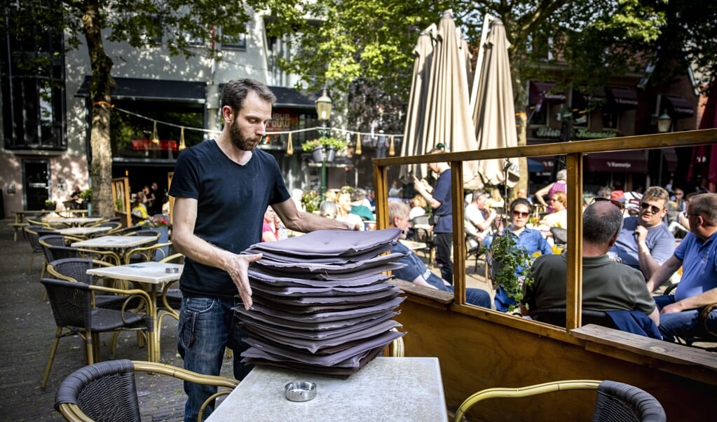 Een horeca-ondernemer in Amersfoort moest vorige week zijn tent sluiten vanwege te weinig personeel. (beeld anp / Ramon van Flymen)