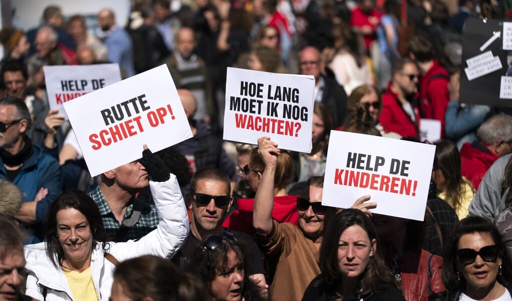 Manifestatie in Rotterdam op 16 april om de getroffen ouders in de toeslagenaffaire te ondersteunen. (beeld anp / Jeroen Jumelet)