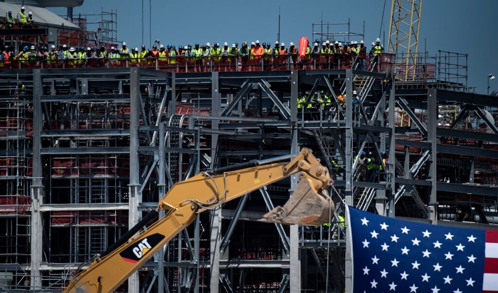 Arbeiders van een vloeibaar gas-terminal in de havenstad Hackberry (Louisiana) ontvangen de toenmalige president Trump, mei 2019.  (beeld afp / Brendan Smialowski)