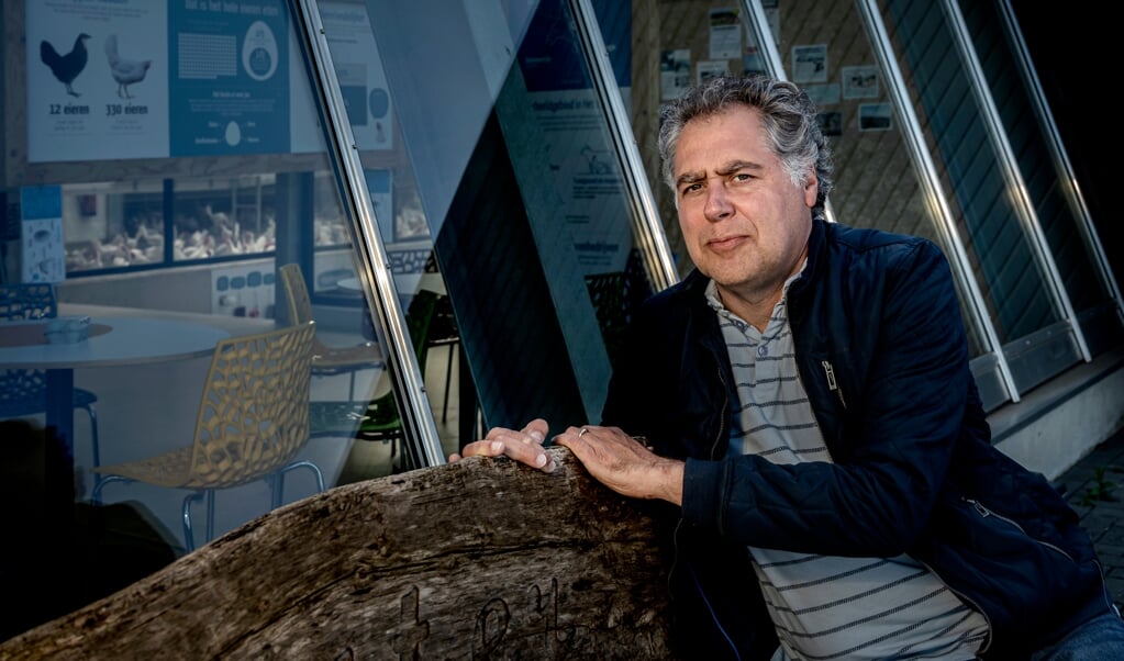 Ruud Zanders met op de achtergrond de Kipster kippenfarm.
Vanwege de dreigende vogelgriep was het niet mogelijk om binnen te fotograferen. (beeld Franco Gori)