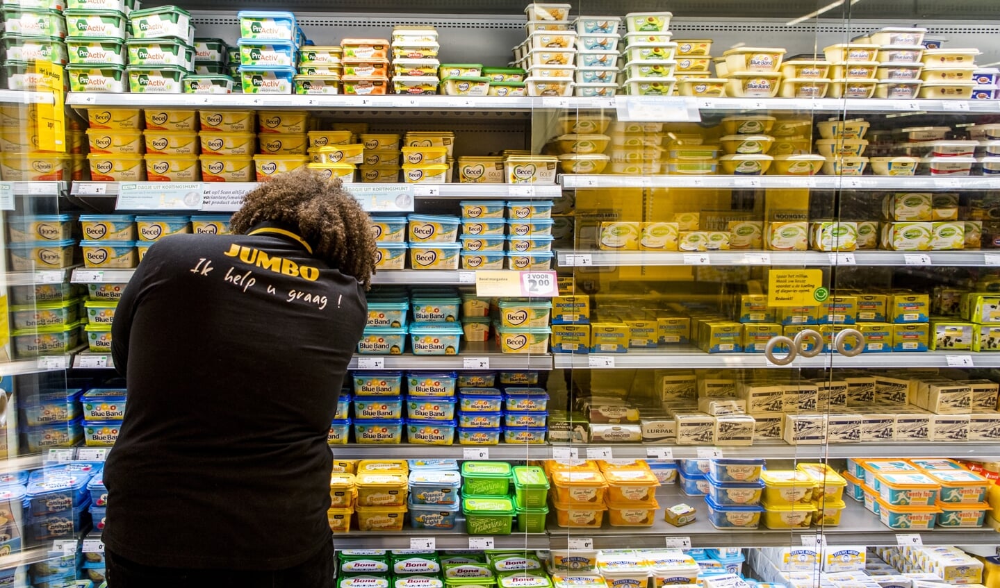Een schap met smeerboter in de supermarkt.
