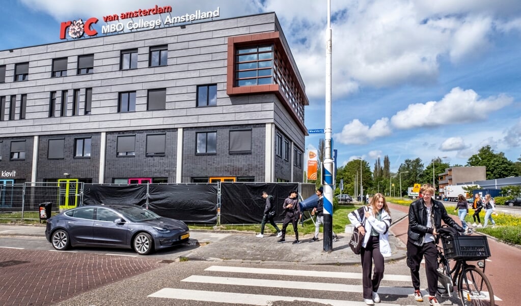 Studenten van het MBO College Amstelland in Amstelveen krijgen geen voorlichting over overheidssteun.  (beeld Raymond Rutting)