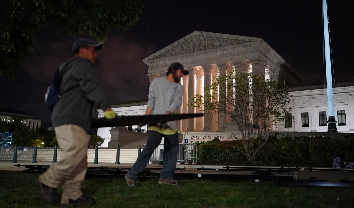 Rondom het Amerikaanse hooggerechtshof in Washington werden op de avond van 4 mei hekken geplaatst in afwachting van een grote demonstratie tegen het uitgelekte, omstreden vonnis van het hof over abortuswetgeving.