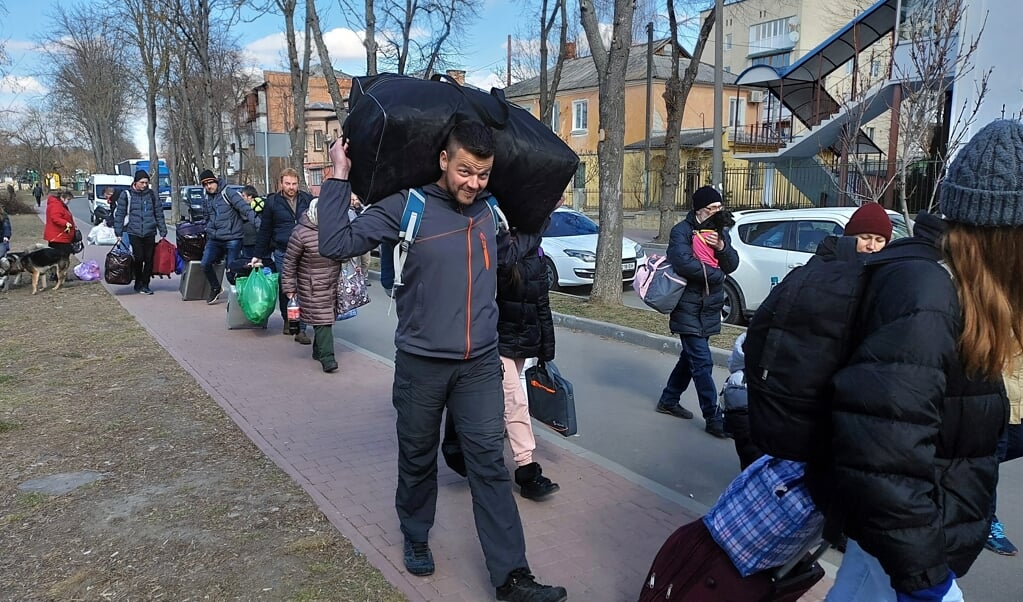 Bagage sjouwen en mensen vervoeren; zo helpt de groep Urkers aan de grens van Oekraïne mee.   (beeld nd)
