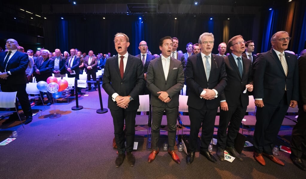 SGP-fractievoorzitter Kees van der Staaij (l) zingt het Wilhelmus tijdens de jaarlijkse partijdag. (beeld anp / Jeroen Jumelet)