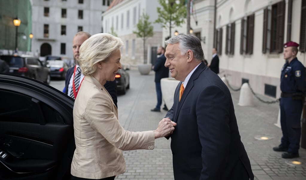 De Hongaarse premier Viktor Orbán begroette Ursula von der Leyen, voorzitter van de Europese Commissie, maandag in Boedapest.  (beeld epa / Vivien Benko Cher)
