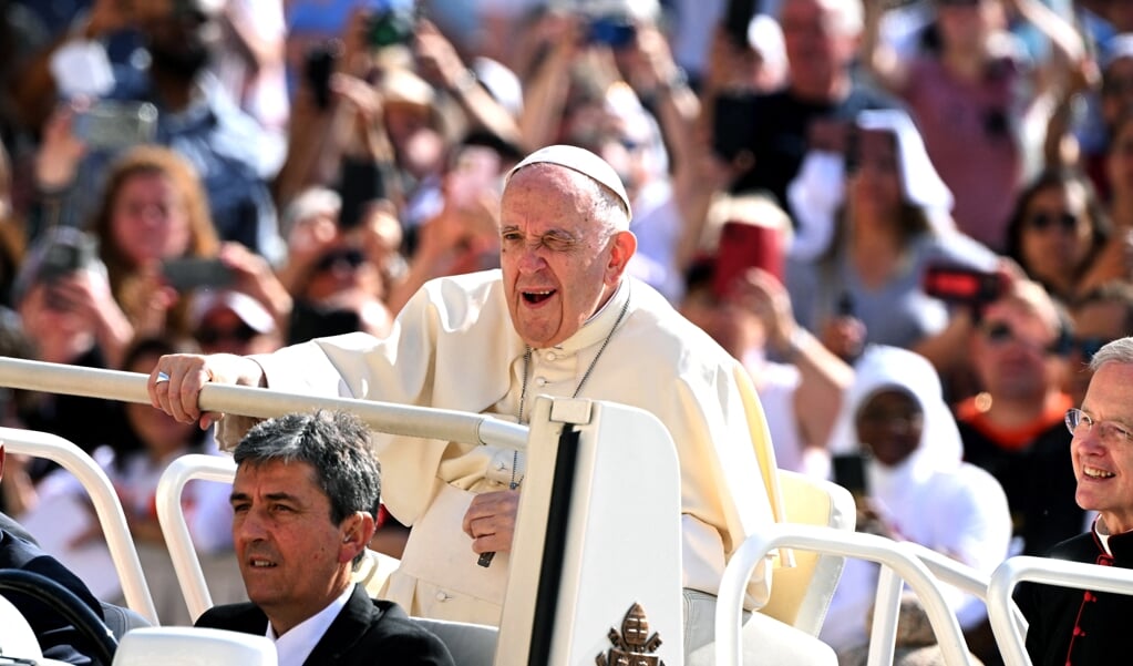 Paus Franciscus tijdens de algemene audiëntie van woensdag 25 mei 2022 op het Sint-Pietersplein.   (beeld afp / Tiziana Fabi )