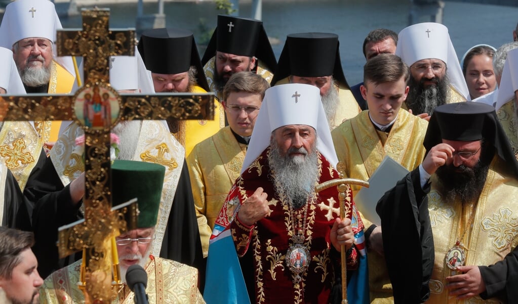 Metropoliet Onufry (midden) samen met enkele bisschoppen van de onlangs van Moskou afgescheiden Oekraïens-Orthodoxe Kerk.  (beeld epa / Sergey Dolzhenko)