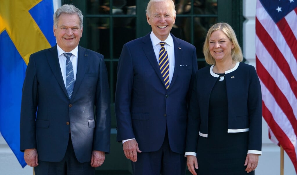 De Amerikaanse president Joe Biden (midden) verwelkomt de Finse president Sauli Niinisto (links) and de Zweedse premier Magdalena Andersson in het Witte Huis. Hij steunt hen in hun streven naar NAVO-lidmaatschap.  (beeld afp)