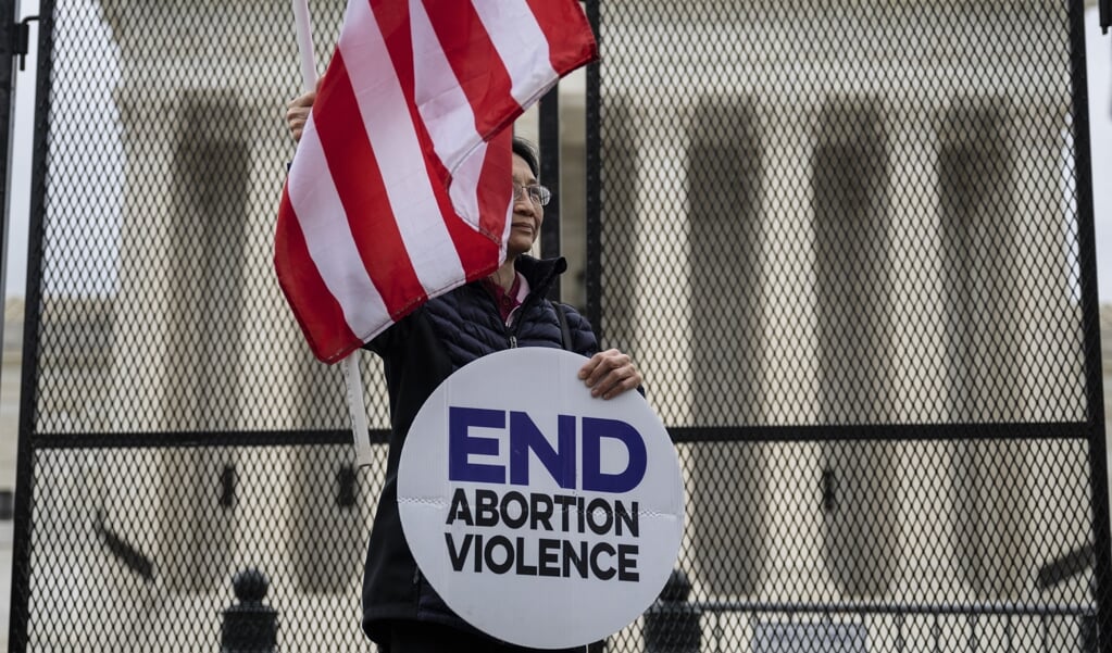 Een pro-life demonstrant bij het Amerikaanse Hooggerechtshof in Washington, DC. (beeld afp / Jim Watson)