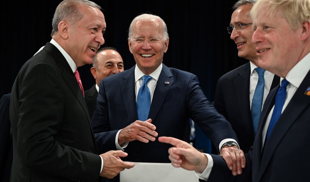 Van links af: De presidenten Erdogan (Turkije) en Biden (VS), NAVO-chef Stoltenberg en de Britse premier Johnson op de NAVO-top in Madrid.  (beeld afp / Gabriel Bouys)