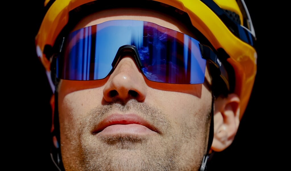 Tom Dumoulin voorafgaand aan de start van de Amstel Gold Race 2022 op 10 april 2022.  (beeld anp / Marcel van Hoorn)