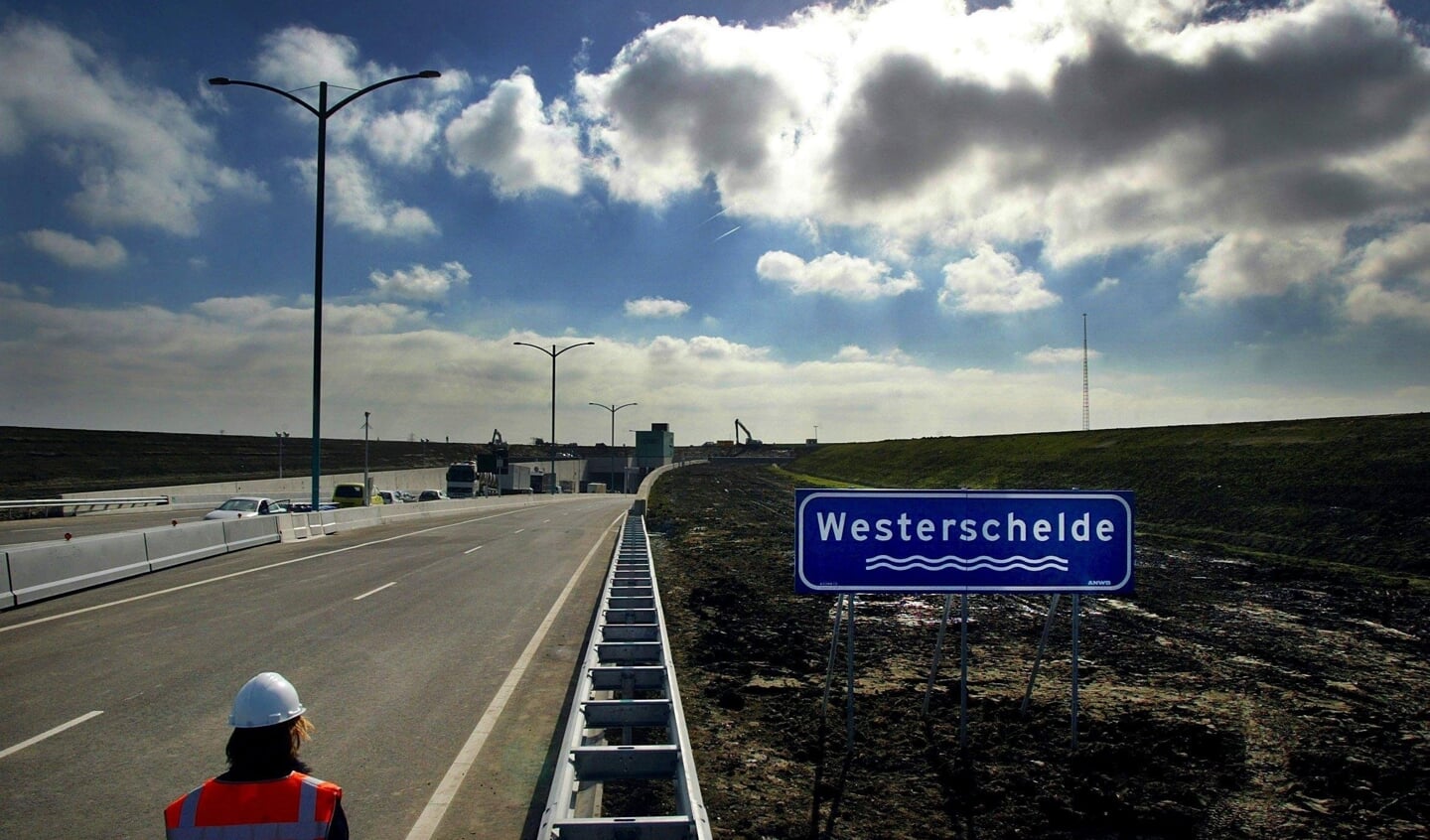 De ingang van de Westerscheldetunnel in Ellewoutsdijk. 