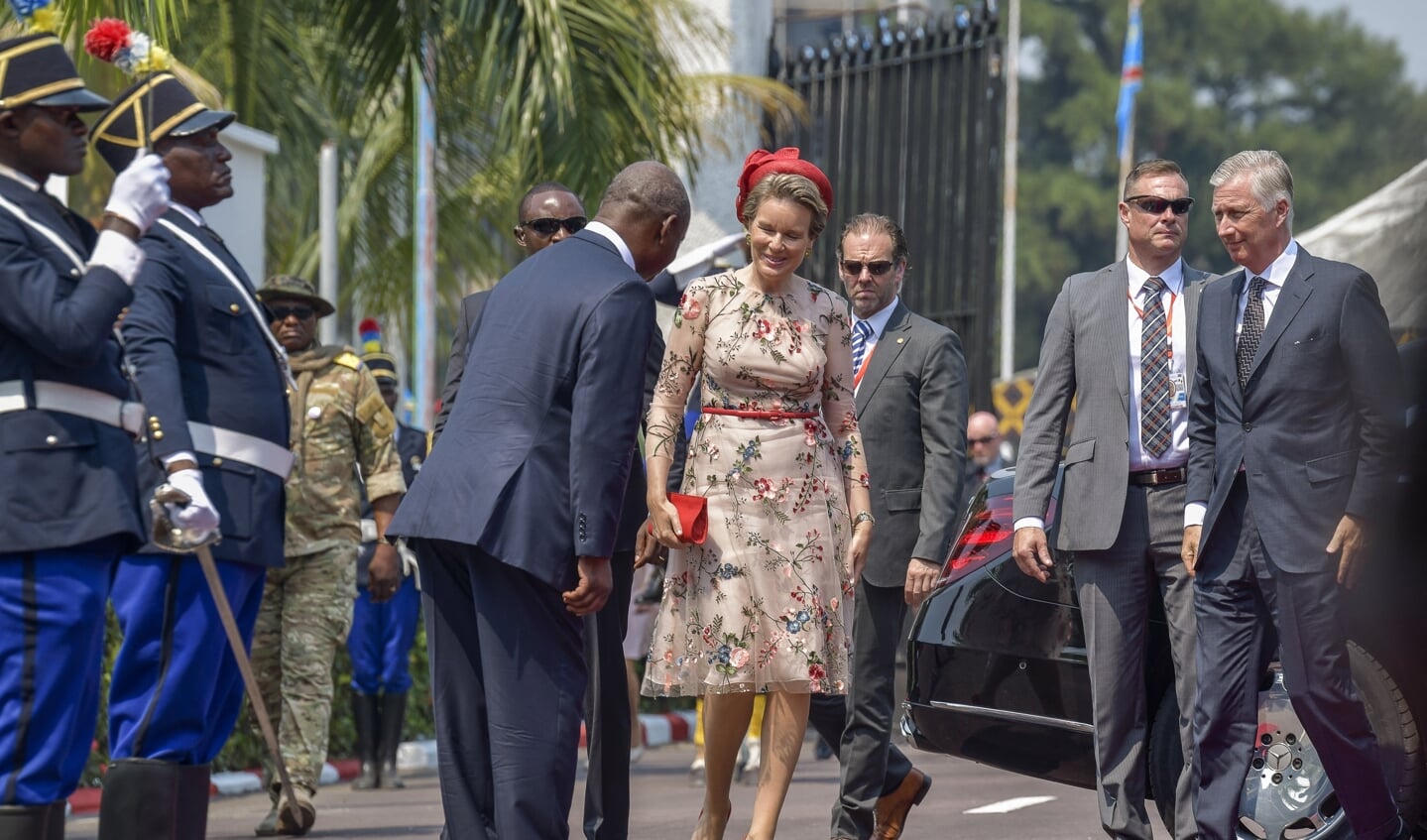 De Belgische koning Filip (rechts) en zijn vrouw Mathilde (midden) worden begroet door president Félix Tshisekedi van Congo.