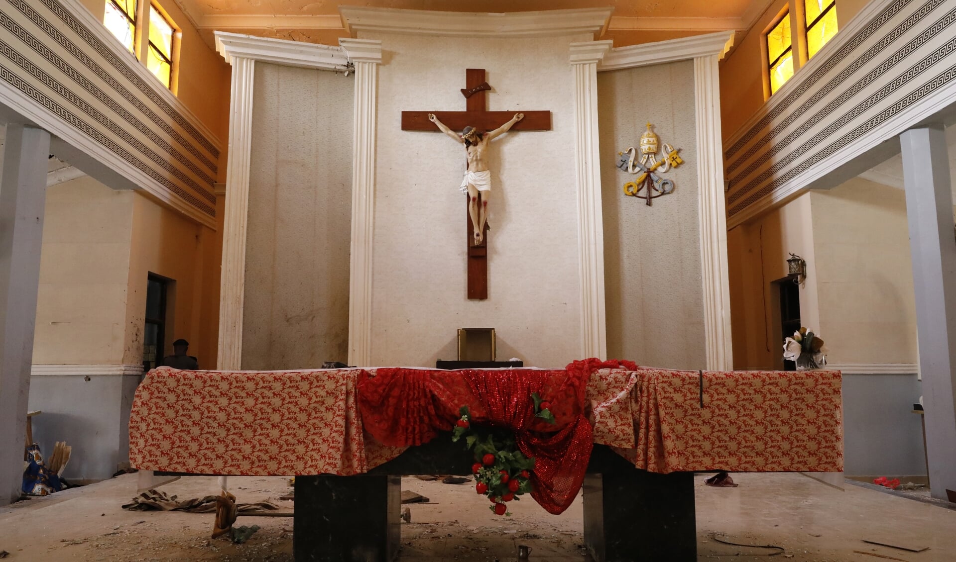 Het met bloed besmeurde altaar in de St. Franciscuskerk in Owo, een dag na de aanslag waarbij volgens de autoriteiten zeker vijftig mensen zijn gedood.