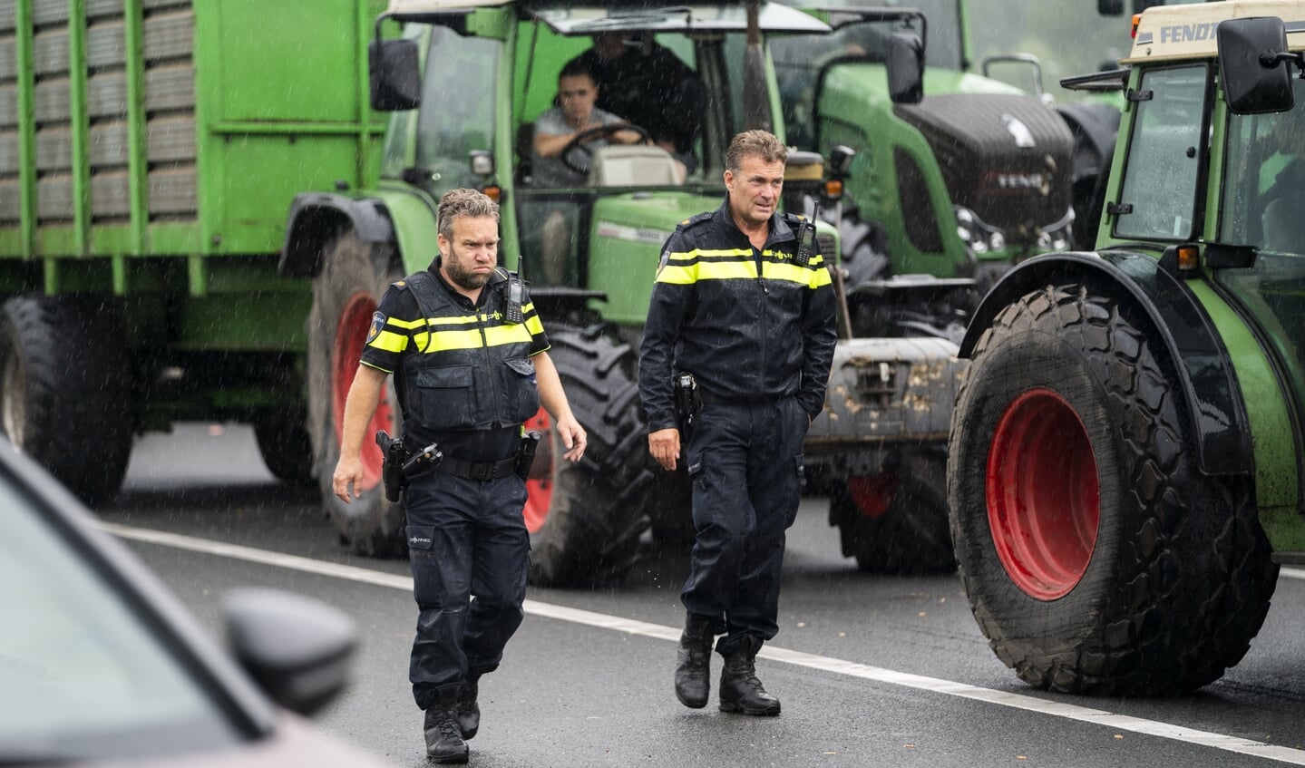 Politie bij een Brabants boerenprotest maandag op de snelweg A2 bij Best.