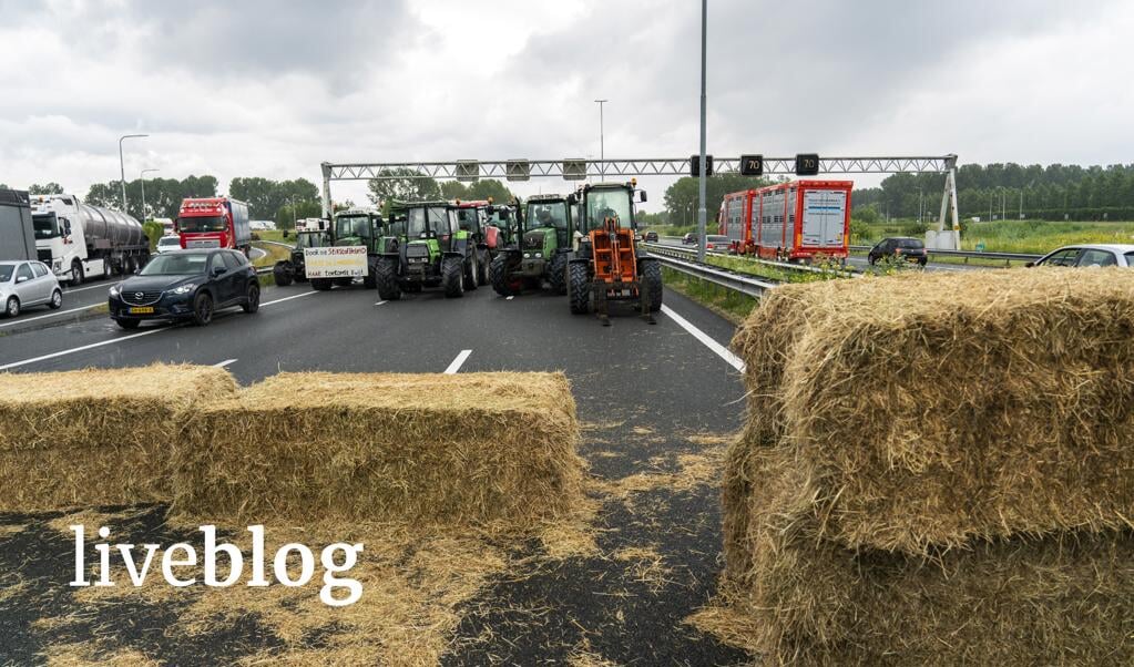 Boeren voeren op de snelweg A2 actie tegen het stikstofbeleid van het kabinet. In sommige gebieden in Nederland moet de uitstoot van stikstof met 70 tot 80 procent worden verminderd.   (beeld anp / Jeroen Jumelet)