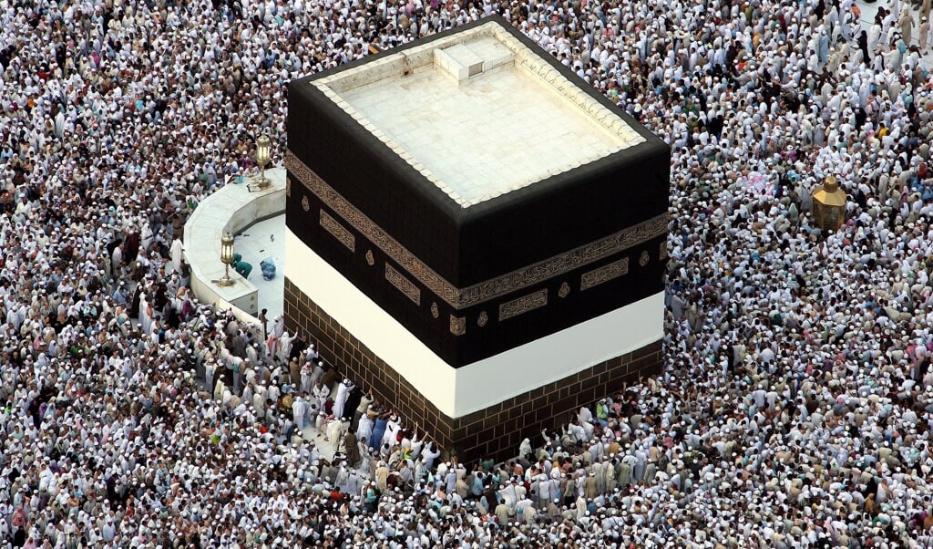 Moslims lopen tijdens de hadj in 2007 rond de Ka'aba, het heiligdom in Mekka dat volgens de islam is gebouwd door Abraham en zijn zoon Ismaël. (beeld Epa/nabil Mounzer)