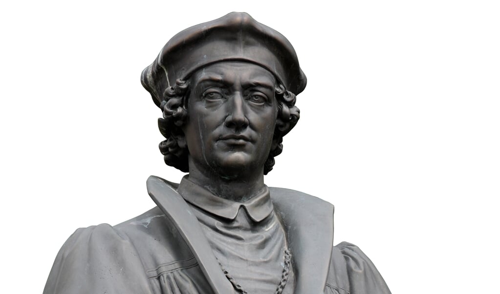Het standbeeld van Reuchlin voor de slotkerk in Pforzheim werd in 1858 gemodelleerd naar Erasmus in Rotterdam (beeld Karl Kerth)