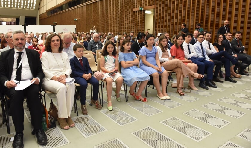 Massimo en Patrizia Galosi en hun twaalf kinderen op de eerste rij in de Paulus VI-aula in het Vaticaan.