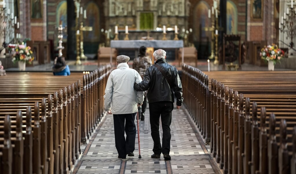 Kerkgangers in Hilversum. 'Het wezen van de kerkgang is voor mij: God wil mij ontmoeten en ik mag God ontmoeten.' (beeld anp / Jeroen Jumelet)
