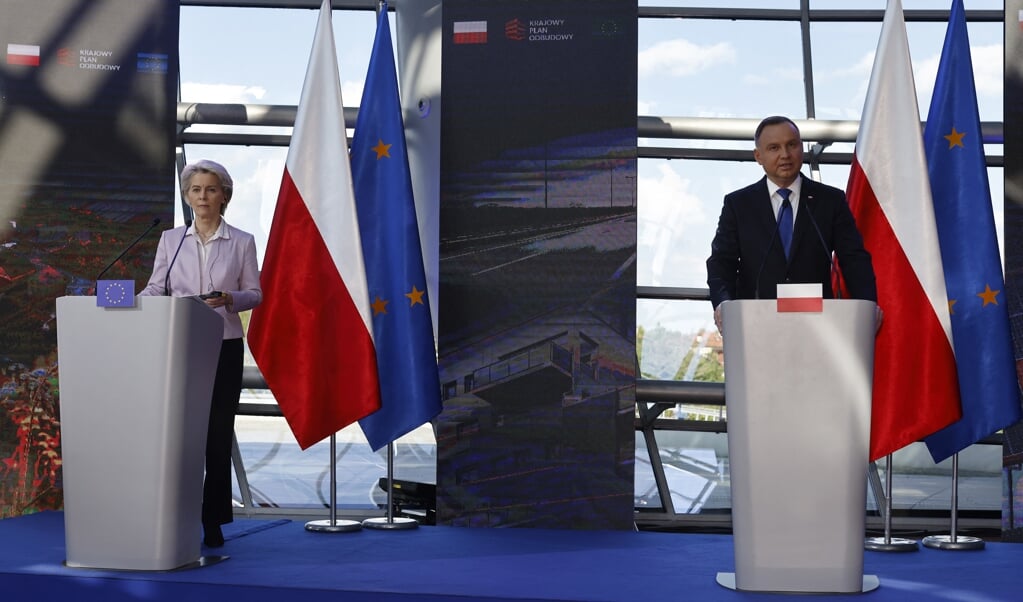 Ursula von der Leyen (L) en de Poolse president Andrzej Duda.  (beeld Wojtek Radwanski / afp)