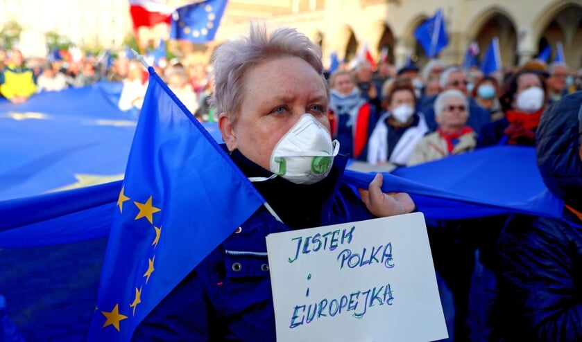 Een vrouw in Warschau illustreert de houding van veel burgers in het oosten van de EU. 'Ik ben Pools en Europeaan.'