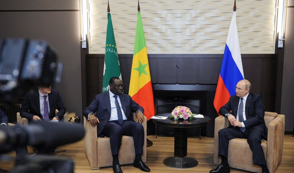 De Russische president Vladimir Poetin en voorzitter van de Afrikaanse Unie Macky Sall spraken elkaar vrijdagmiddag over een dreigende voedselcrisis. (beeld epa / Mikhail Klimentyev)