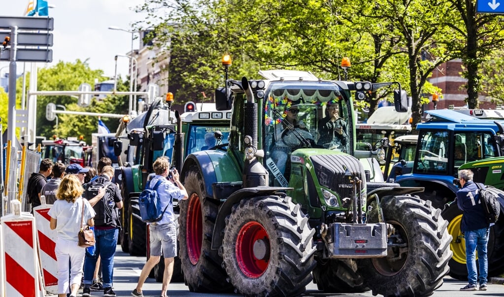 Boeren protesteren met tractoren bij de Kamer, waar de stikstofplannen van het kabinet steun kregen.  (beeld anp / Jeffrey Groeneweg)