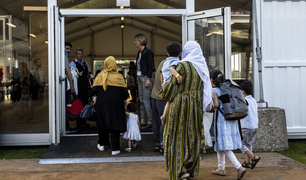Afghaanse vluchtelingen in de Willem Lodewijk van Nassaukazerne.   (beeld anp / Vincent Jannink)