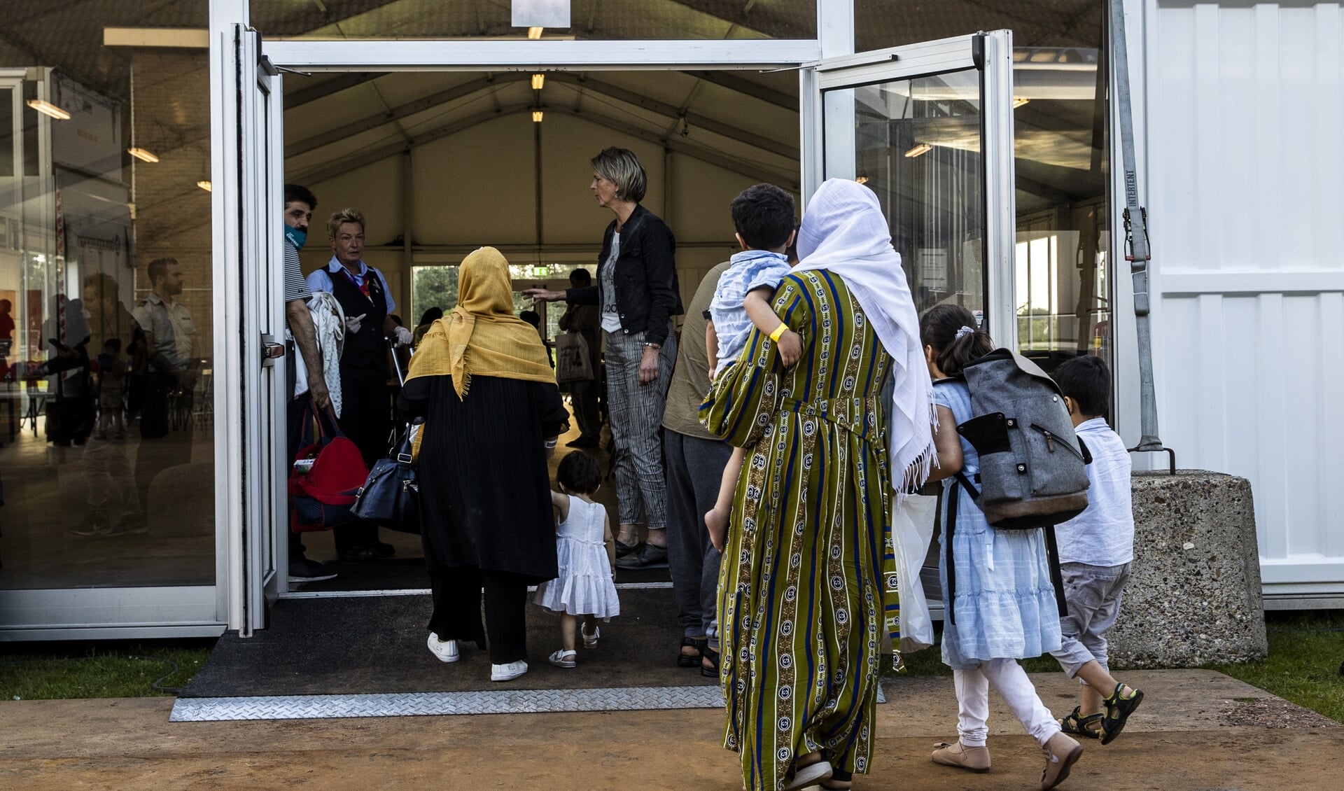 Afghaanse vluchtelingen in de Willem Lodewijk van Nassaukazerne. 
