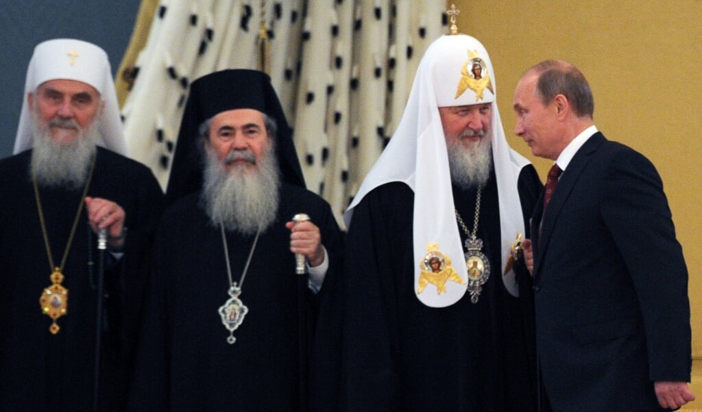 Patriarch Theophilos III van Jeruzalem (links) samen met patriarch Kirill van Moskou (midden) en de Russische president Vladimir Putin (rechts) tijdens een ontmoeting in 2013.   (beeld Epa / Alexander Nemenov)