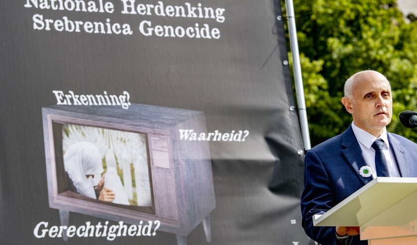 Ambassadeur van Bosnie en Herzegovina, Almir Sahovic, vorig jaar tijdens de Nationale Herdenking Srebrenica-Genocide.  (beeld anp / Robin Utrecht)