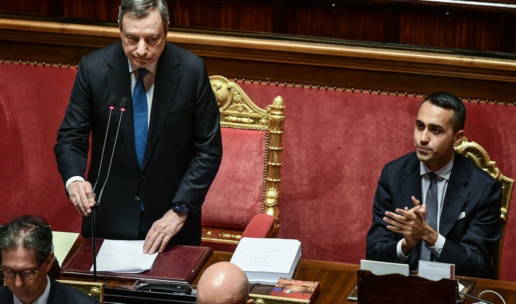 De afgelopen maanden is de band tussen premier Mario Draghi en zijn minister van Buitenlandse Zaken Luigi Di Maio Maio (rechts) sterker geworden.  (beeld afp / Filippo Monteforte)