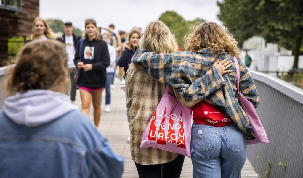 Eerstejaarsstudenten tijdens de start van de introductieweek UIT in Utrecht. Studentenvereniging Veritas hing door de stad posters op tegen seksueel grensoverschrijdend gedrag.  