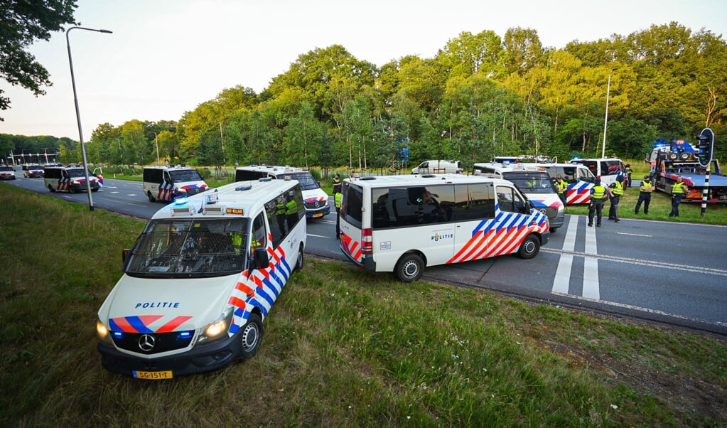 De politie heeft woensdagavond de toegang naar Apeldoorn vanaf de snelweg A1 afgesloten om demonstrerende boeren tegen te houden.  (beeld anp / Persbureau Heitink)