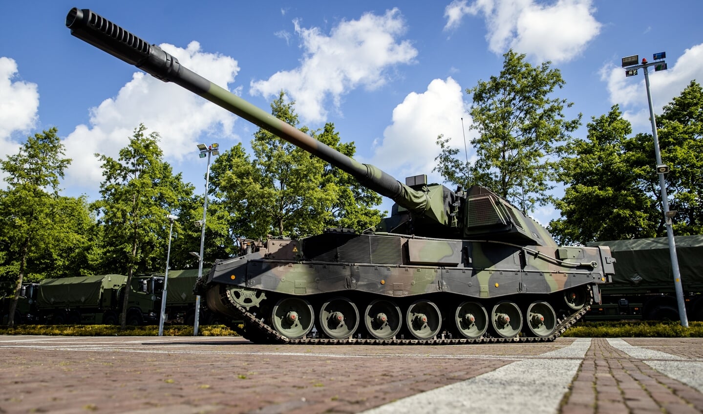 Een pantserhouwitser bij de Van Ghentkazerne in Rotterdam.