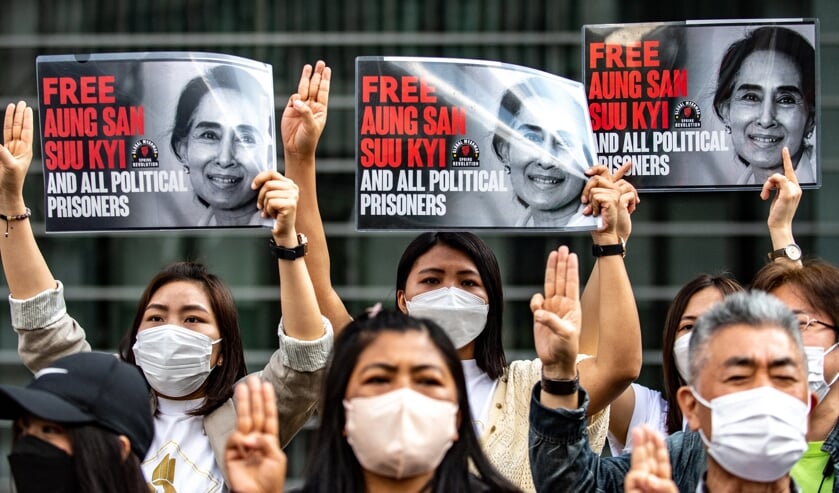 Protesten voor de vrijlating van Aung San Suu Kyi.  (beeld Philip Fong / afp)