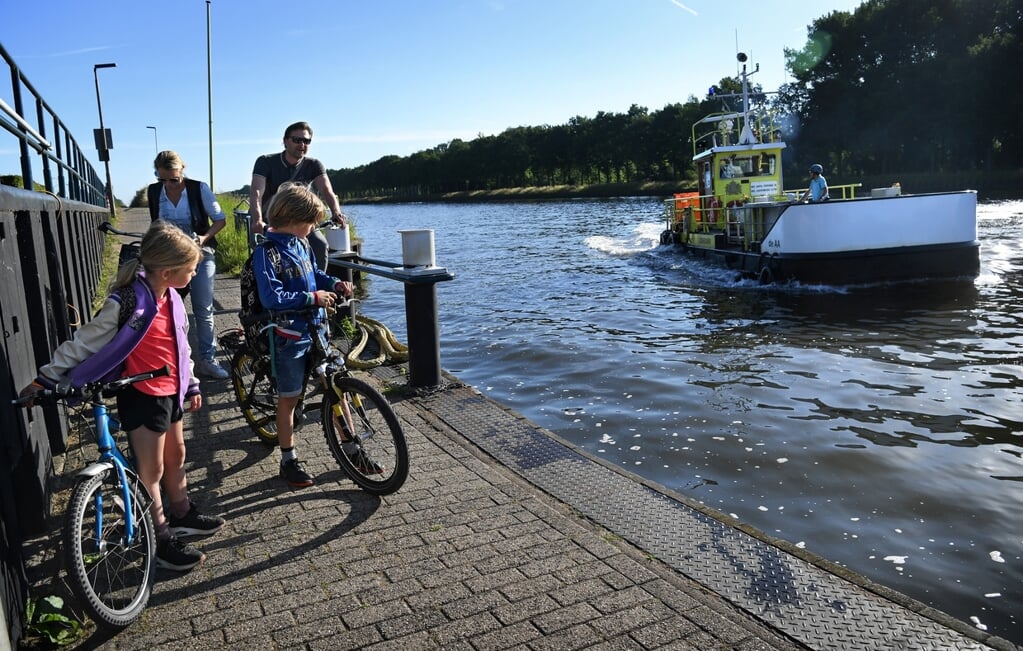 Vorig najaar hoorden de bewoners van Nieuwer Ter Aa voor het eerst dat Rijkswaterstaat van het pontje af wil. (beeld Marcel van den Bergh, Volkskrant)